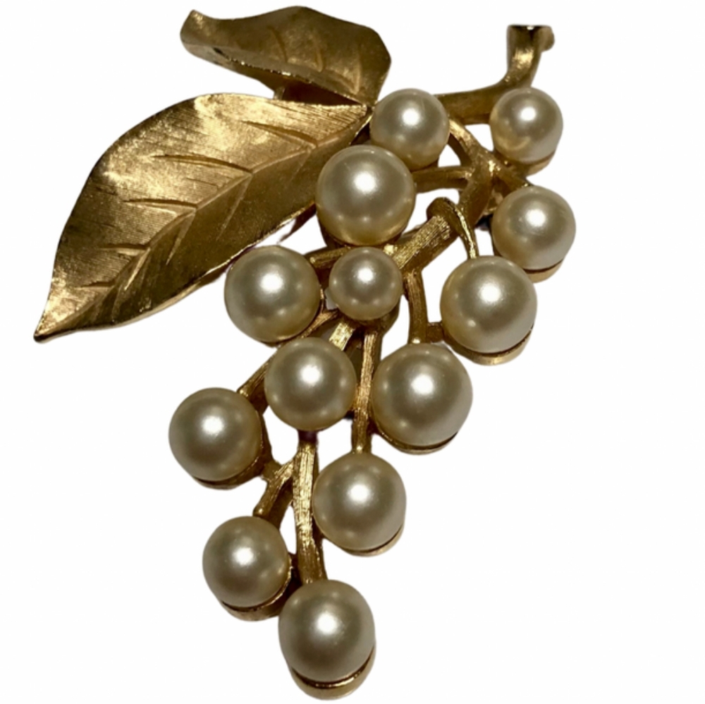 Crown Trifari Grape Cluster Faux Ivory Pearl Gold Brooch Vintage - Picture 4 of 4